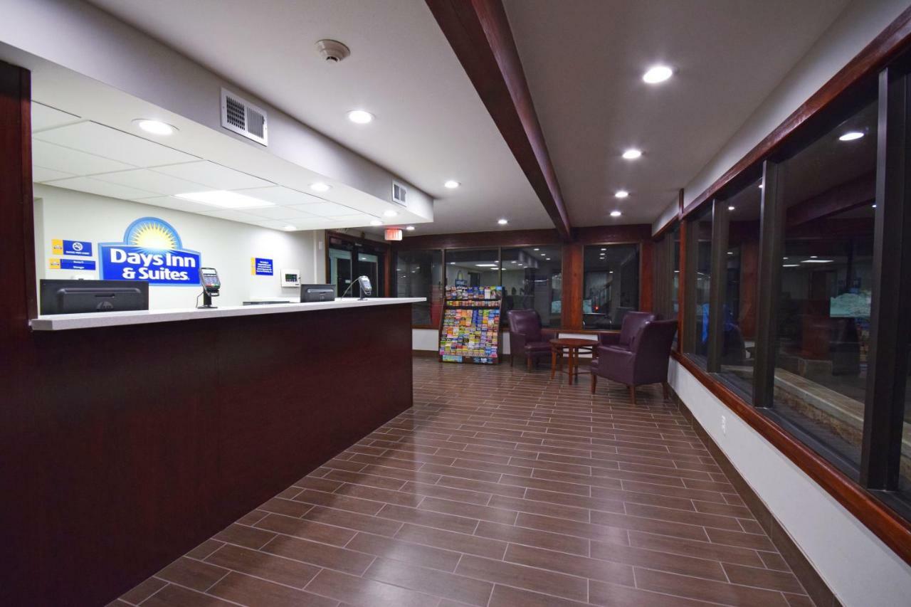 Days Inn & Suites By Wyndham Wisconsin Dells Exterior photo