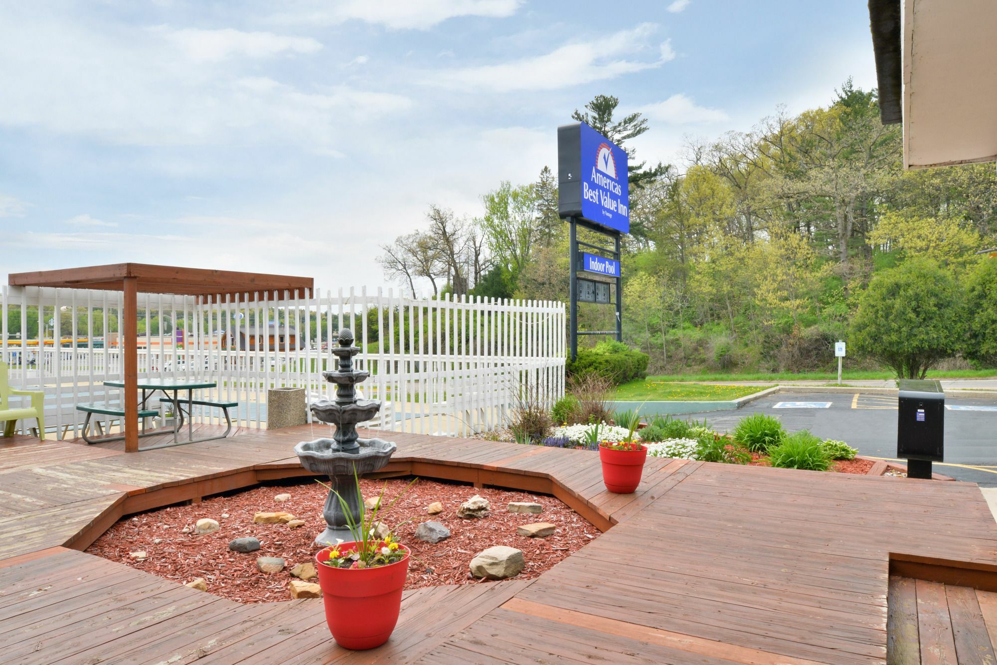 Days Inn & Suites By Wyndham Wisconsin Dells Exterior photo